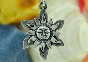 Le symbole du soleil est une petite amulette porte-bonheur