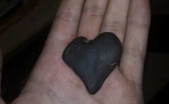 pierre en forme de cœur comme un talisman de bonne chance