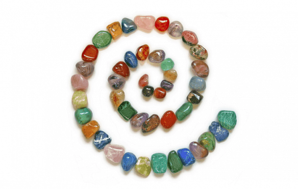 Amulette de bricolage pour la chance en pierres colorées