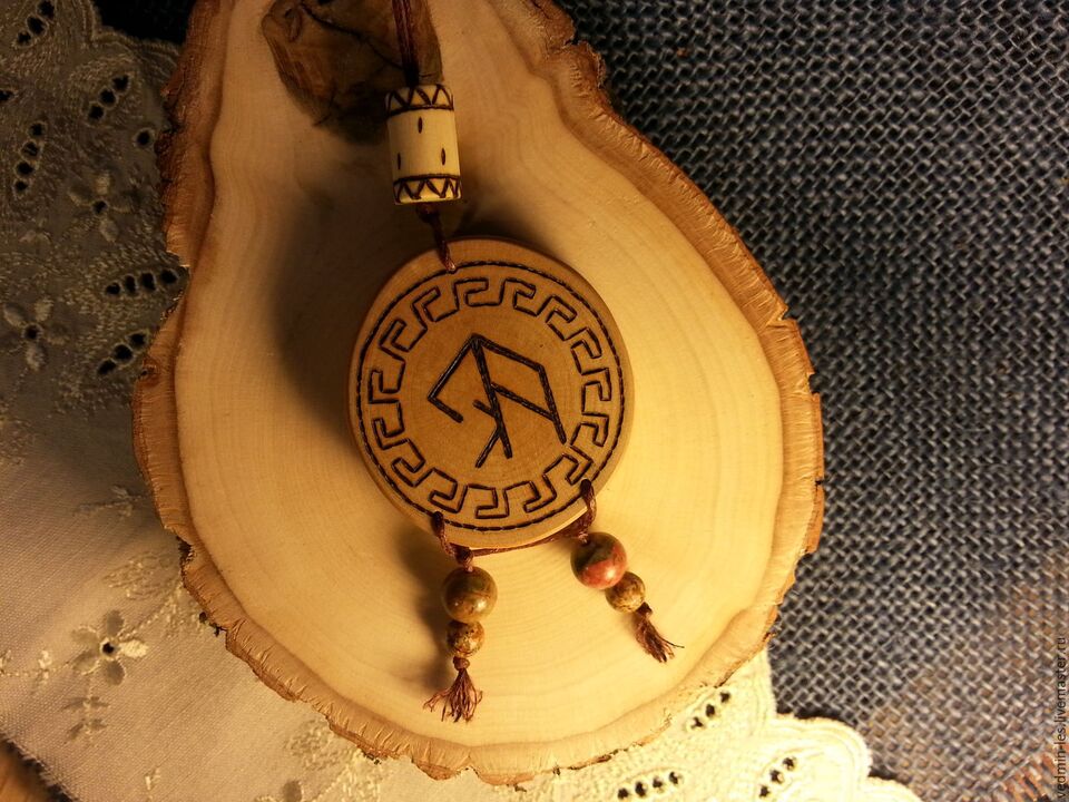 Amulette avec une rune pour la bonne chance photo 1