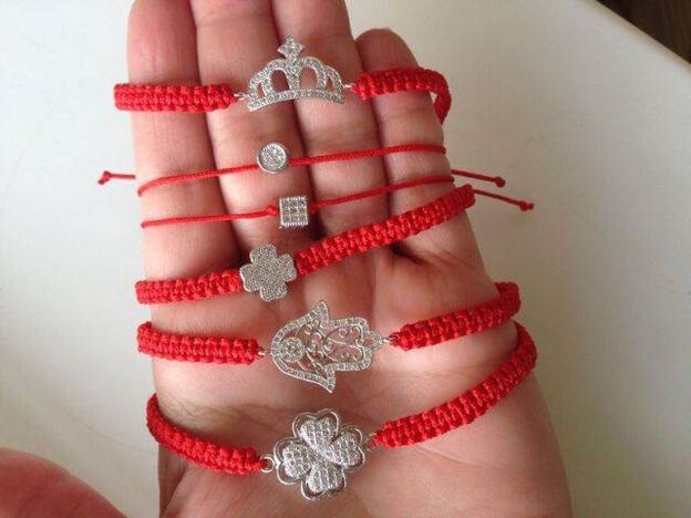 bracelets faits maison comme amulettes de chance